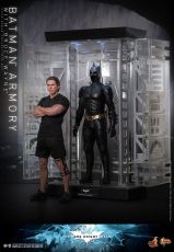 The Dark Knight Rises Movie Masterpiece Akční Figures & Diorama 1/6 Batman Armory with Bruce Wayne 30 cm