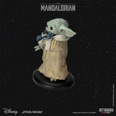 Star Wars: The Mandalorian Classic Kolekce Soška 1/5 Grogu Eating Frog 10 cm Attakus