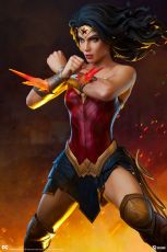 DC Comics Premium Format Soška Wonder Woman: Saving the Day 50 cm Sideshow Collectibles