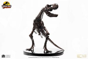 Jurassic Park ECC Elite Creature Line Soška 1/8 Rotunda T-Rex Skeleton Bronze 58 cm Toynami